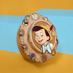 Haz realidad tus deseos con esta espectacular mochila mini Pinocchio Cameo de Loungefly, parte de la encantadora Cameo Series. Con un diseño que imita la textura de madera grabada en piel vegana