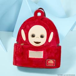 ¡Dile “eh-oh” a la ternura con esta mochila Loungefly inspirada en Po, el simpático personaje rojo de Teletubbies! Con unas dimensiones de 22,86 × 11,43 × 26,67 cm, esta pieza destaca por su exterior totalmente cubierto de felpa suave