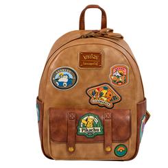La esencia de la aventura Pokémon se plasma en esta mochila Loungefly de 26 cm que combina un acabado de poliuretano vegano en tonos tierra con parches bordados de Pikachu, Charmander, Eevee y Snorlax,