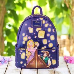 Haz que cada momento brille con esta mágica mochila Loungefly de Rapunzel inspirada en la inolvidable escena de los farolillos de Enredados. Con unas medidas de 22,86 × 11,43 × 26,67 cm
