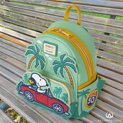 Lleva contigo la espontaneidad de Peanuts con la mini mochila Road Trip Snoopy de Loungefly, confeccionada en resistente piel sintética de poliuretano y rematada con herrajes dorados brillantes