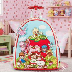 Dulce nostalgia con aroma a fresa: la Mochila Shortcake Scented – Hello Kitty & Friends x Strawberry by Loungefly convierte una escena de cuento en un accesorio práctico y resistente, con cuero sintético 