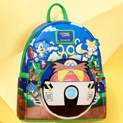 Corre a toda velocidad hacia el estilo más nostálgico con esta vibrante mochila de Sonic the Hedgehog de Loungefly. Inspirada en los escenarios pixelados del mítico videojuego, esta pieza de 22,86 x 11,43 x 26,67 cm
