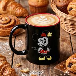 La elegancia y el encanto del cine clásico se reflejan en esta taza Minnie Mouse, un diseño cuidado que aporta estilo y calidez a cada momento de descanso. Su acabado en cerámica negra con interior rojo 