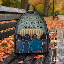 La Mochila 10th Anniversary Stranger Things Loungefly es una mochila compacta de 22,86 x 11,43 x 26,67 cm, decorada con la pared del alfabeto luminoso y cuatro protagonistas de la serie vistos de espaldas.