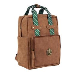 Astucia con estilo para el día a día: la Mochila casual Slytherin Harry Potter luce cuerpo color cuero con asas tipo corbata verde y plata y el emblema de la casa en acabado metálico, un diseño sobrio que encaja en clase