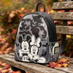 Entre grises, negros y figuras espectrales, la Mochila Mickey & Minnie Ghosh Mickey Disney Loungefly coloca a Mickey y Minnie en primer plano con un diseño de aire nocturno.