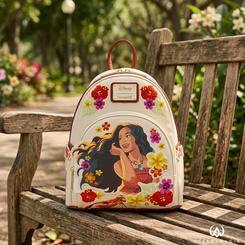 El océano no se ve, pero se intuye en cada flor, cada curva y cada tono cálido de esta pieza. La mochila Moana Live Action Loungefly convierte a Vaiana, también conocida como Moana, en el foco de un diseño luminoso, tropical y muy reconocible