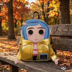 El Otro Mundo parece asomarse directamente desde la Mochila Muñeca Coraline Loungefly. Su diseño transforma a Coraline en una pieza de merchandising de Los Mundos de Coraline con una presencia muy reconocible, marcada por el cabello azul y los ojos de
