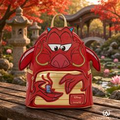 Mochila de Mushu de Mulan Disney Loungefly de aproximadamente 22,86 × 11,43 × 26,67 cm. Presenta un diseño rojo y dorado inspirado en Mushu, con Cri-Kee y aplicaciones decorativas en relieve.