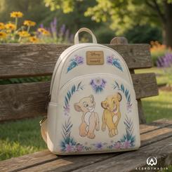 La selva cabe en un fondo crema: esta mochila Disney El Rey León Loungefly convierte a Simba y Nala en el centro de una escena luminosa y delicada. La mochila Disney El Rey León Loungefly destaca por su diseño floral