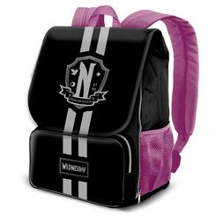 Actitud dark para el día a día. La mochila de solapa School Miércoles (45 × 30 × 21 cm) combina un look negro/rosa con el emblema del internado y un diseño pensado para clase o calle: cierre con cordón