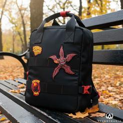 Hawkins se cuela en tu rutina con esta mochila Stranger Things 27 cm, compacta y resistente para el día a día. Su tamaño de 21 × 27 × 10 cm y la confección en 100 % poliéster la hacen ligera