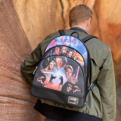 La épica de las precuelas de Star Wars se despliega en esta impresionante mochila Loungefly de 26,25?cm de alto, 34?cm de ancho y 11,25?cm de profundidad, confeccionada en resistente cuero vegano 