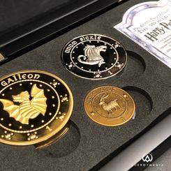 Réplica oficial de la colección de monedas originarias de las cajas fuertes de Gringotts. Esta colección está compuesta por tres piezas: una pequeña chapada en cobre...