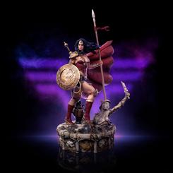 ¡Desata el poder de Wonder Woman con esta impresionante estatua a escala 1/10 de la línea de DC Comics! La estatua de polystone mide unos impresionantes 30 cm y viene con una base a juego para mostrarla con orgullo en tu colección.