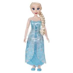 La magia del hielo y la luz ártica se hacen realidad con la muñeca Elsa de Disney Frozen de 80 cm de altura, articulada en hombros, codos y muñecas para recrear su porte regio; su vestido azul con sobrecapa