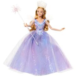 Esta preciosa muñeca de 30 cm, inspirada en la esperada secuela de Universal Pictures, captura a la perfección la esencia luminosa y elegante de Glinda. Fabricada con materiales de alta calidad, luce un espectacular vestido de organza