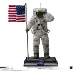Historia, exploración y una presencia imponente cobran vida en la estatua NASA Apollo 11 Astronaut 1/4, una pieza pensada para destacar desde el primer instante en cualquier colección dedicada al espacio