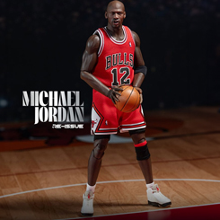 Celebra el regreso legendario de Michael Jordan con esta impresionante figura de la colección *NBA Real Masterpiece*, en una edición limitada que captura al ícono del baloncesto en todo su esplendor. 