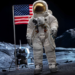 Descubre la figura articulada de Neil Armstrong, un homenaje al histórico alunizaje. Esta versión deluxe de 30 cm captura con precisión cada detalle del legendario astronauta, desde su traje espacial hasta los accesorios meticulosamente diseñados.