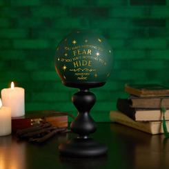 Acento mágico para tu rincón favorito: este objeto luminoso del Ministerio de Magia – Harry Potter Dark Arts combina una esfera de vidrio en verde mate con tipografía dorada y estrellas que evocan el emblema oficial,