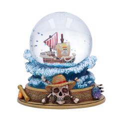 Un océano en miniatura que cabe en tu estantería. Esta bola de nieve de One Piece (17 cm de alto) encierra al Going Merry navegando entre olas esculpidas, con copos azules que flotan al agitarla 