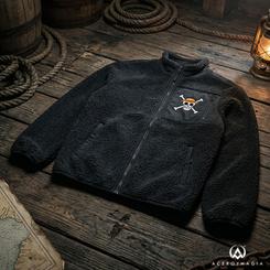 Chaqueta sherpa One Piece para quienes buscan una prenda con presencia, abrigo y acabado cuidado desde el primer vistazo. Esta chaqueta sherpa One Piece combina estética reconocible y uso diario en una pieza cómoda
