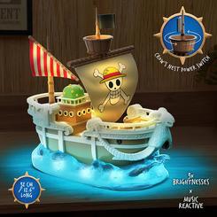 Un barco parece abrirse paso entre olas encendidas, con la vela brillando como si acabara de zarpar hacia Grand Line. Esta lámpara diorama One Piece convierte una estantería, una mesa auxiliar o una zona de colección en una escena con presencia propia.