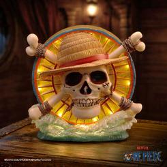 La lámpara Jolly Roger One Piece ilumina como un emblema pirata rescatado del oleaje, con la calavera del sombrero de paja emergiendo entre espuma, huesos y color. 
