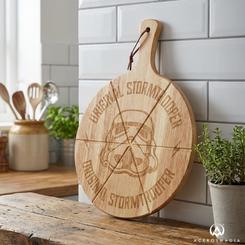 La cocina se convierte en un escenario icónico desde el primer vistazo gracias a esta tabla para pizza Original Stormtrooper, una pieza que combina diseño cinematográfico
