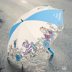 Ilumina tus días lluviosos con el encantador paraguas plegable de Disney inspirado en Alicia en el País de las Maravillas. Este paraguas, fabricado en 100% poliéster, cuenta con una estructura resistente de metal y PVC