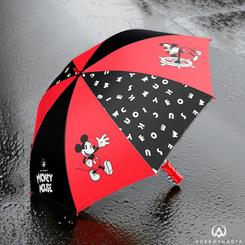Experimenta la magia de Disney con el elegante Paraguas Disney Classic. Este paraguas plegable, confeccionado al 100% en poliéster, cuenta con una estructura robusta de metal y PVC