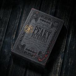 Cartas Peaky Blinders con acabado premium y estética oscura que impone desde el primer vistazo. Esta baraja Peaky Blinders convierte una partida corriente en una pieza de colección con presencia propia, inspirada en el universo áspero 