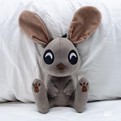 Explora el vasto y misterioso desierto de Arrakis con el Peluche Dune Desert Mouse, una adición excepcional a la colección de todo amante de Dune. Este peluche, con licencia oficial