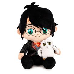 El joven mago Harry Potter se hace entrañable en este peluche de 25?cm de altura que incluye a su fiel lechuza Hedwig, ambos confeccionados en felpa ultrasuave de alta densidad 