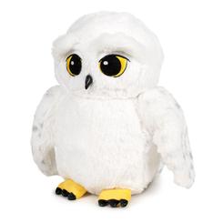 Los grandes ojos dorados de Hedwig brillan con un encanto inigualable en este peluche de 32?cm, confeccionado en felpa de tacto ultra suave y relleno hipoalergénico que mantiene su forma tras cada abrazo.