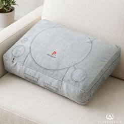 La nostalgia se vuelve tangible con este peluche PlayStation, una pieza con forma de la consola original que convierte un icono del videojuego en decoración gamer con presencia real. Su silueta gris, los mandos dibujados y el logotipo central 