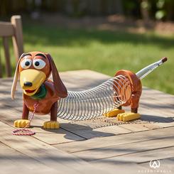 La magia de Pixar vuelve a cobrar vida con uno de los personajes más entrañables del universo Toy Story. El Perro Slinky Toy Story 4 Disney Pixar original es mucho más que un juguete: es un icono de la infancia que combina nostalgia