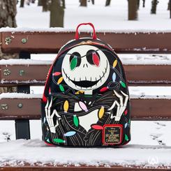 ¡El Rey Calabaza está listo para brillar con la Mini Backpack Jack Light Up de Nightmare Before Christmas diseñada por Loungefly! Esta mochila impresa combina el estilo espeluznante de Jack Skellington