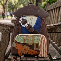 El espíritu del capitán más imprevisible del Caribe queda atrapado en esta mochila mini Jack Sparrow Loungefly con una presencia que se reconoce al instante. La mochila mini Jack Sparrow Loungefly convierte el vestuario del personaje en una pieza