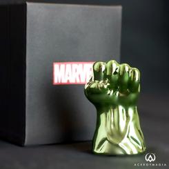 ¡Descubre el imponente Puño de Hulk con este original pisapapeles! Con una altura de 7 cm y una anchura de 3.5 cm, este pisapapeles realizado en metal y vidrio en color verde 