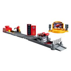Una auténtica avalancha de emoción sobre ruedas llega con la Pista de acrobacias y saltos Copa Pistón de Disney·Pixar Cars, un circuito de 50,8 cm de largo que transforma tu habitación en un estadio de velocidad.