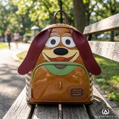 El brillo caramelo de esta mochila Slinky Dog Toy Story parece sacado de una estantería donde los juguetes aún conservan movimiento propio. Su rostro alegre, las orejas granate y el cuerpo redondeado convierten un accesorio diario