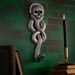 Oscuridad icónica y presencia de vitrina en una pieza que impone desde el primer vistazo: la placa Marca Tenebrosa (Dark Arts) de Harry Potter reproduce el símbolo más inquietante del mundo mágico con un diseño en relieve lleno de textura