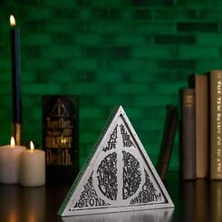 Misterio, simbolismo y estética mágica en una pieza que eleva cualquier rincón de colección: la placa de las Reliquias de la Muerte de Harry Potter destaca por su diseño triangular con relieve y tipografía integrada