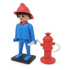 Incorpora a tu colección la estatua del Bombero de la línea Playmobil Vintage Collector. Presentada por Plastoy, esta figura de aproximadamente 21 cm de altura está fabricada en poliresina