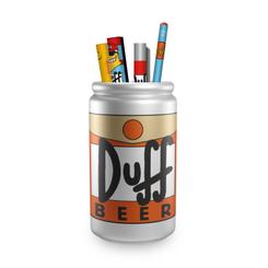 Añade un toque de diversión y nostalgia a tu espacio de trabajo con este portalápices de "Los Simpson" en forma de lata de cerveza Duff. Fielmente replicando el diseño icónico de la famosa marca ficticia