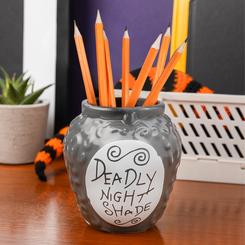 Añade un toque único y macabro a tu escritorio con el macetero y portabolígrafos "Deadly Nightshade". Esta maceta de cerámica, con un diseño cuidadosamente moldeado, mide 15 cm x 9 cm x 9 cm 