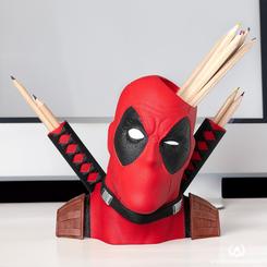Imagina un accesorio de escritorio que añada un toque de humor y estilo a tu espacio de trabajo. El portalápices Deadpool Marvel, una pieza única en 3D que no solo es funcional, sino que también es una obra de arte.